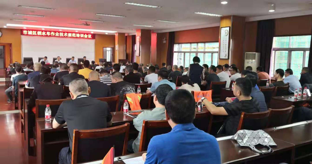 武陵环卫洒水车驾驶员参加规范作业培训