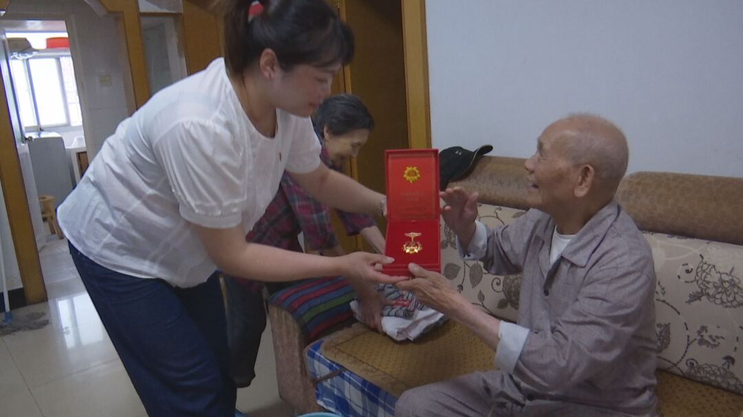 滨湖社区为老党员颁发“光荣在党50年”纪念章