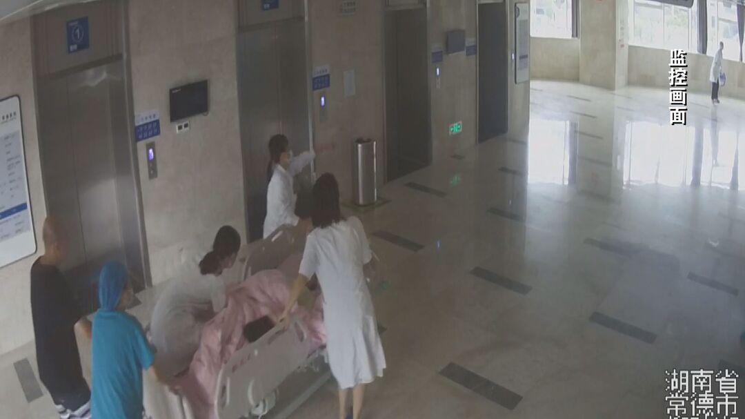医生跪地27分钟  成功营救高危产妇
