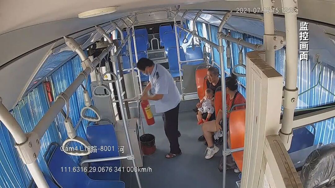 货车突发自燃  公交司机及时扑救
