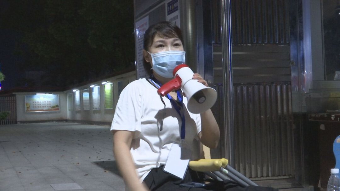 庆丰社区：“双拐书记”奔忙在疫情防控一线