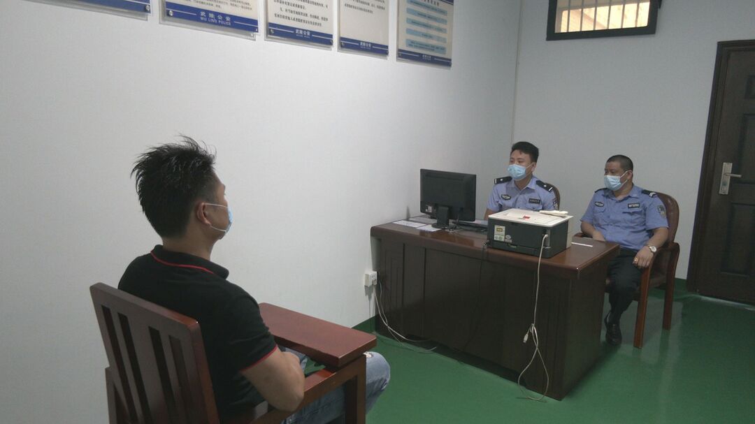 南坪派出所抓获12名聚众涉赌人员