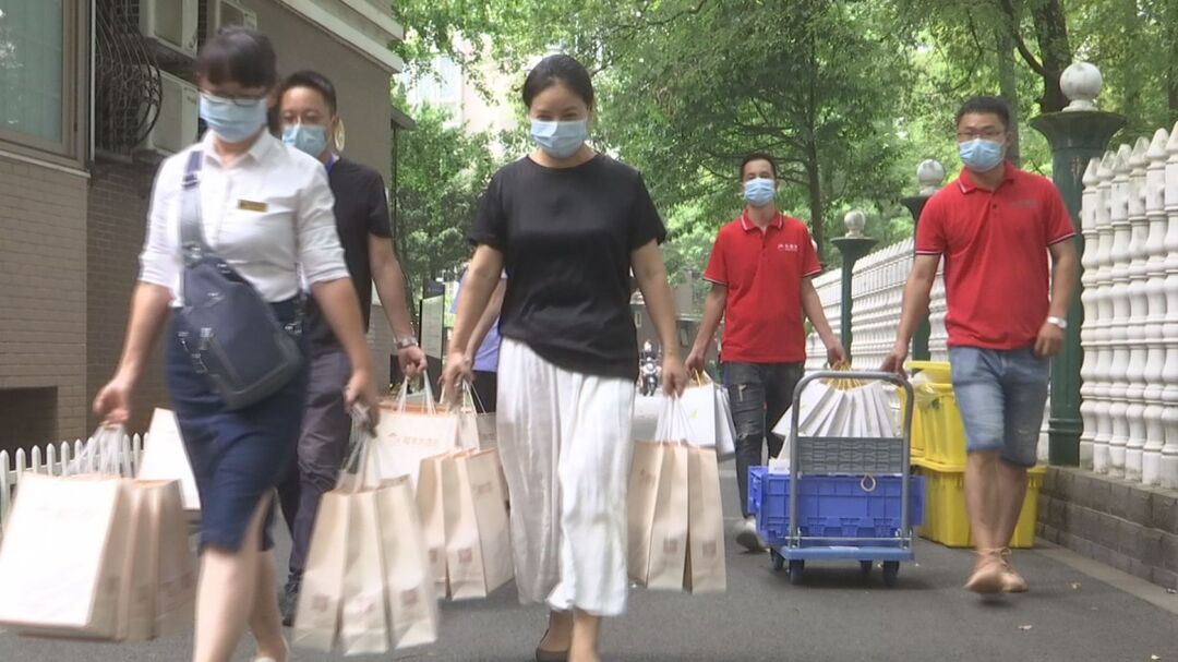 爱心企业为抗疫一线工作者和隔离人员免费送餐