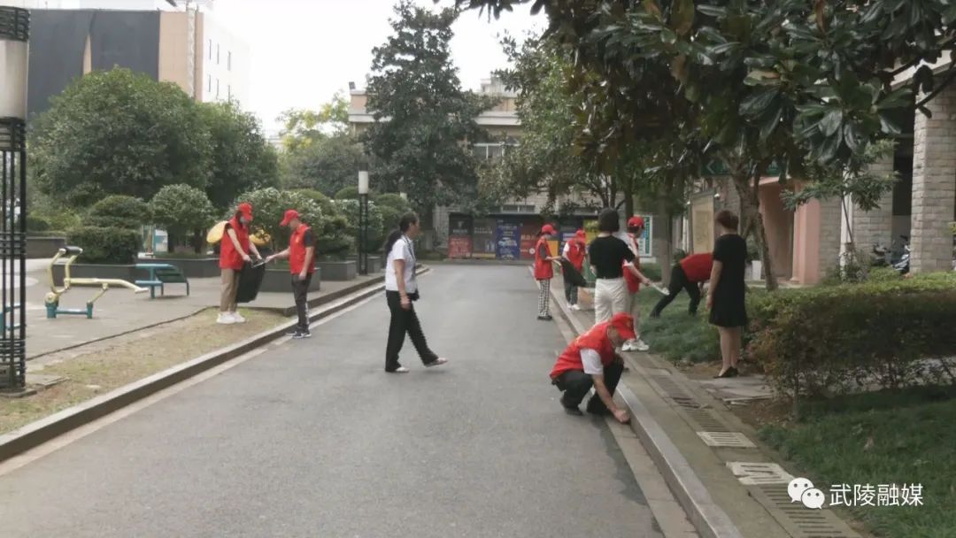 丹阳街道：党员志愿者带头参与  人人争当创文先锋
