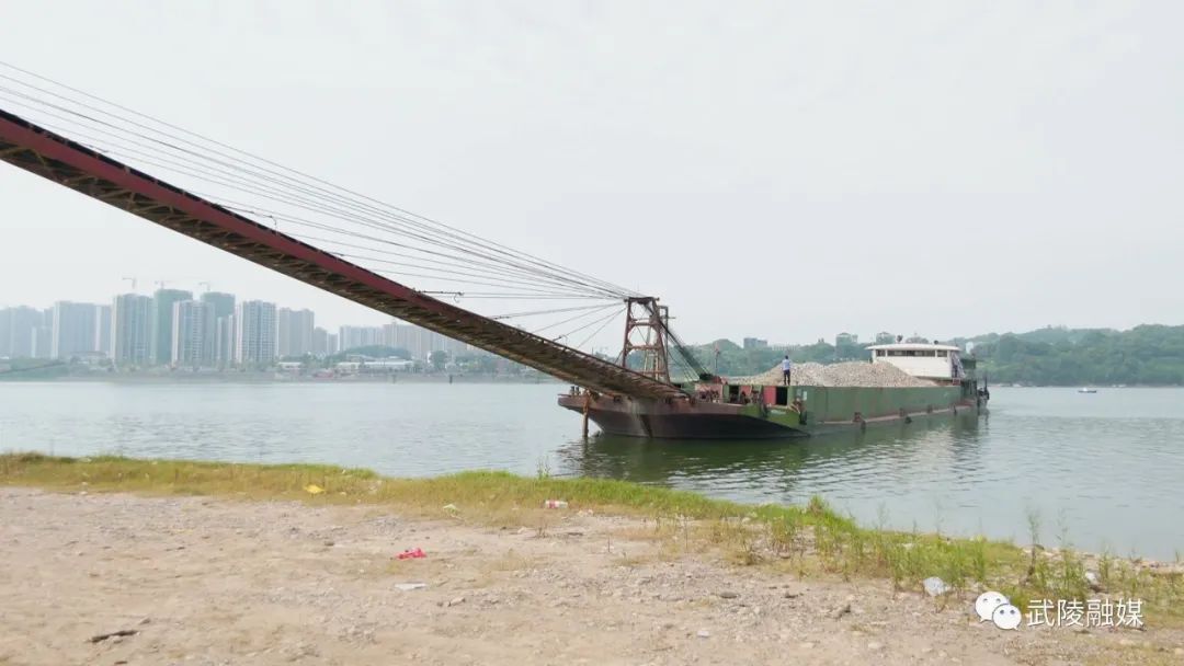 武陵区多部门联合执法现场处置非法盗采的砂石