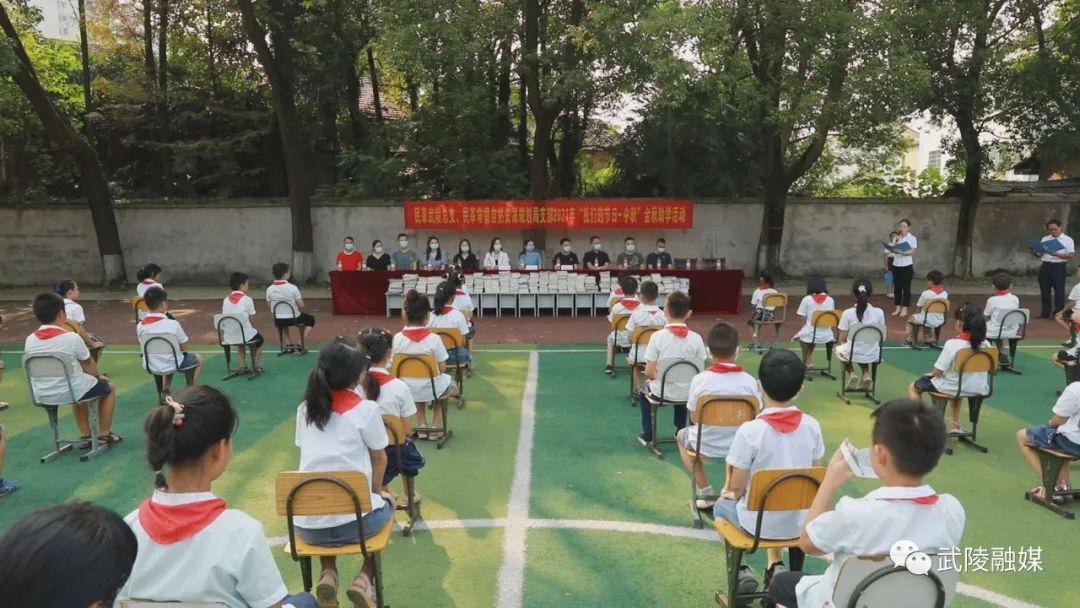 民革党员开展中秋助学活动