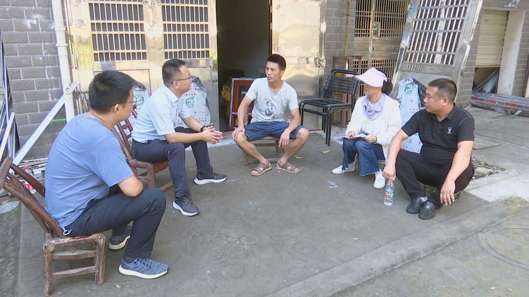 武陵区：居民“自拆”违建 净化居住空间