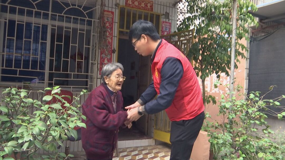 永安街道重阳节前夕慰问百岁老人