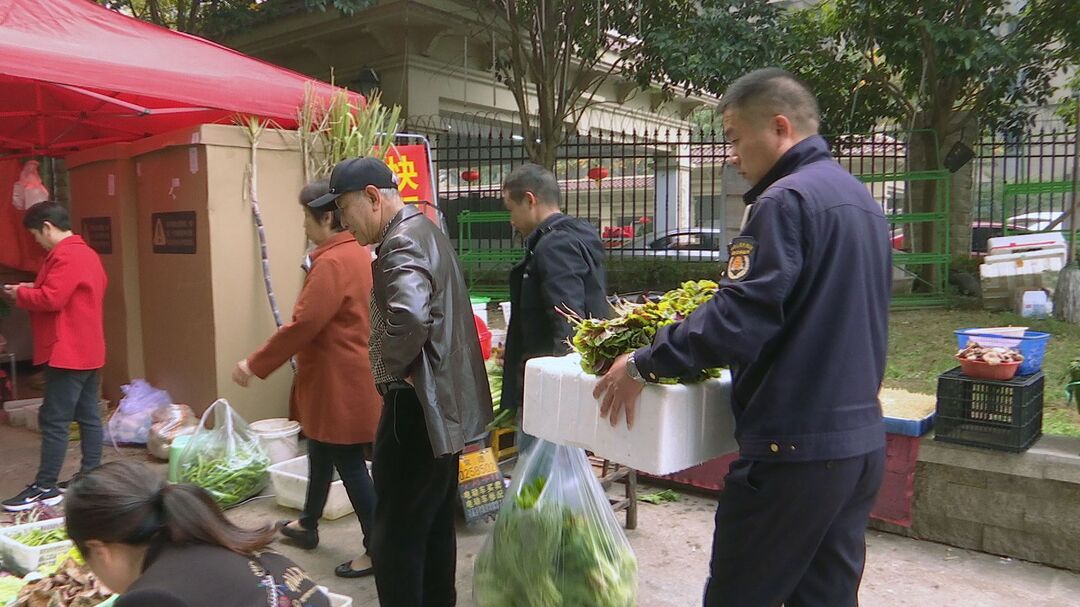 芷兰街道开展马路市场整治行动