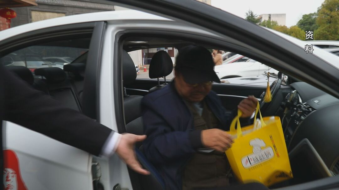 我为群众办实事 “雷锋车队”：帮困助残暖人心  居民称赞送锦旗