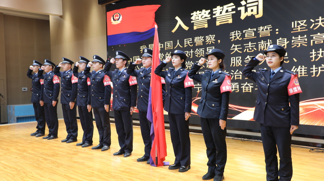 致敬，人民警察