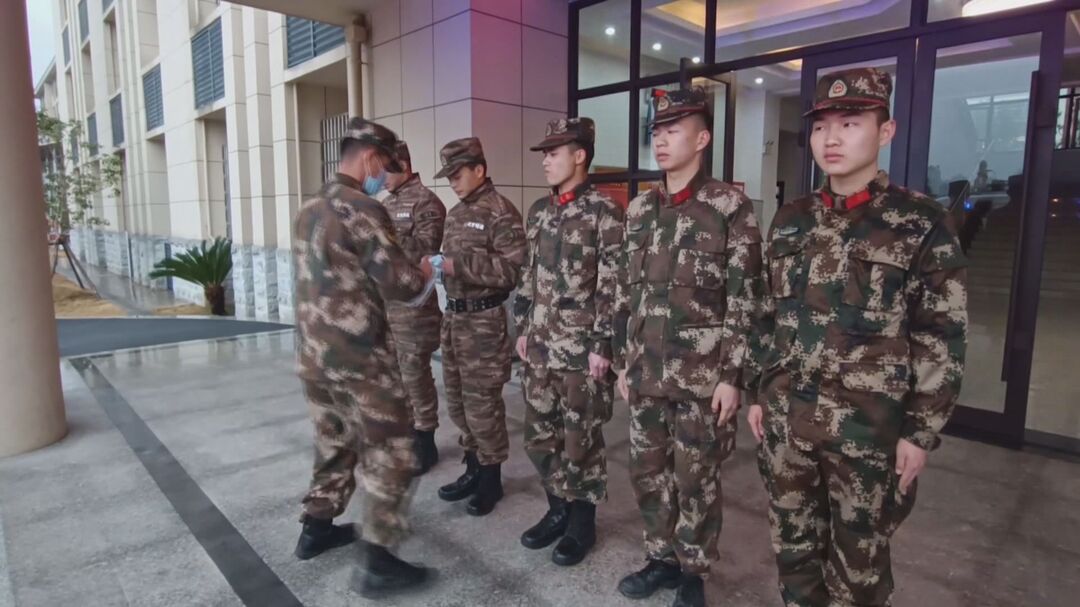 患者抢救急需血小板  武警官兵踊跃献血