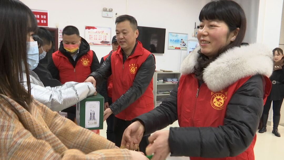 我为群众办实事 南坪街道开展“两代表一委员”点亮居民“微心愿”慰问活动