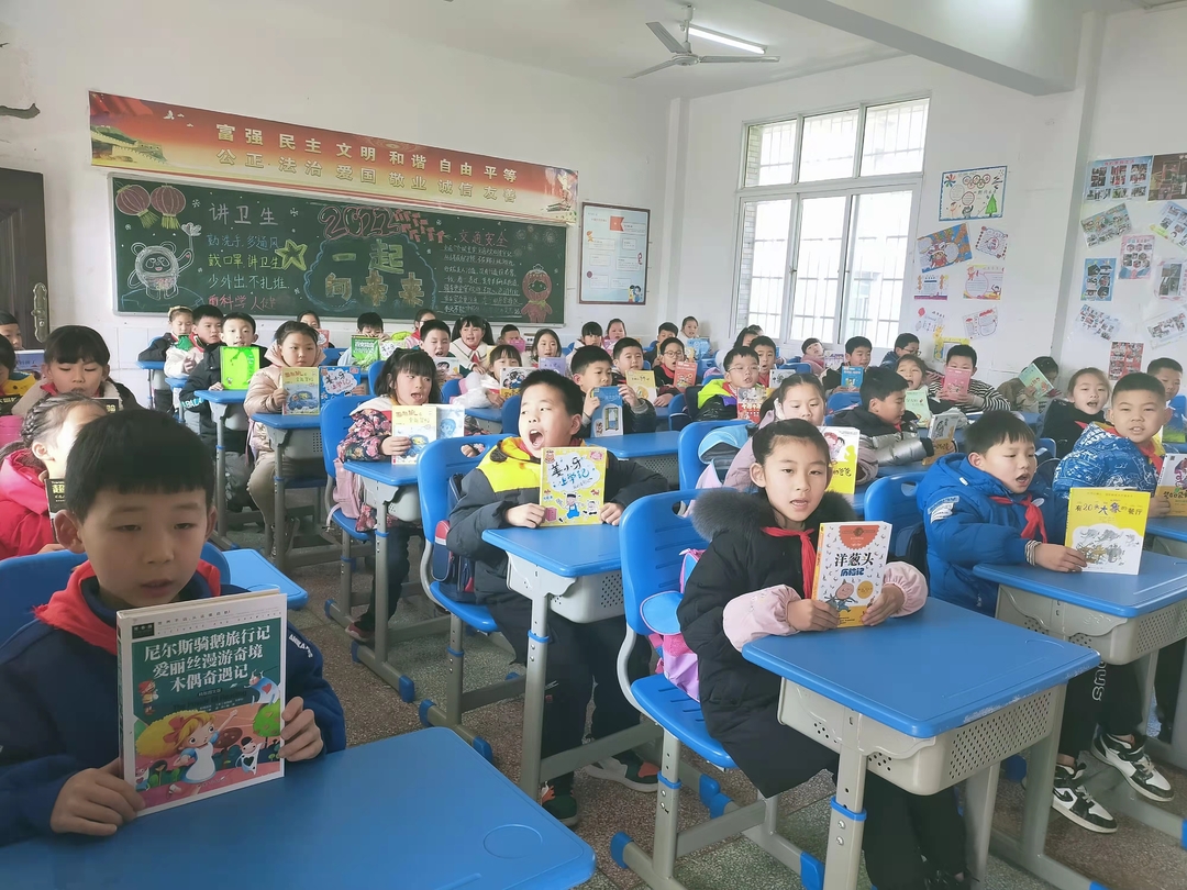 育英小学开展“弘扬雷锋精神，赠书留香暖心”学雷锋活动