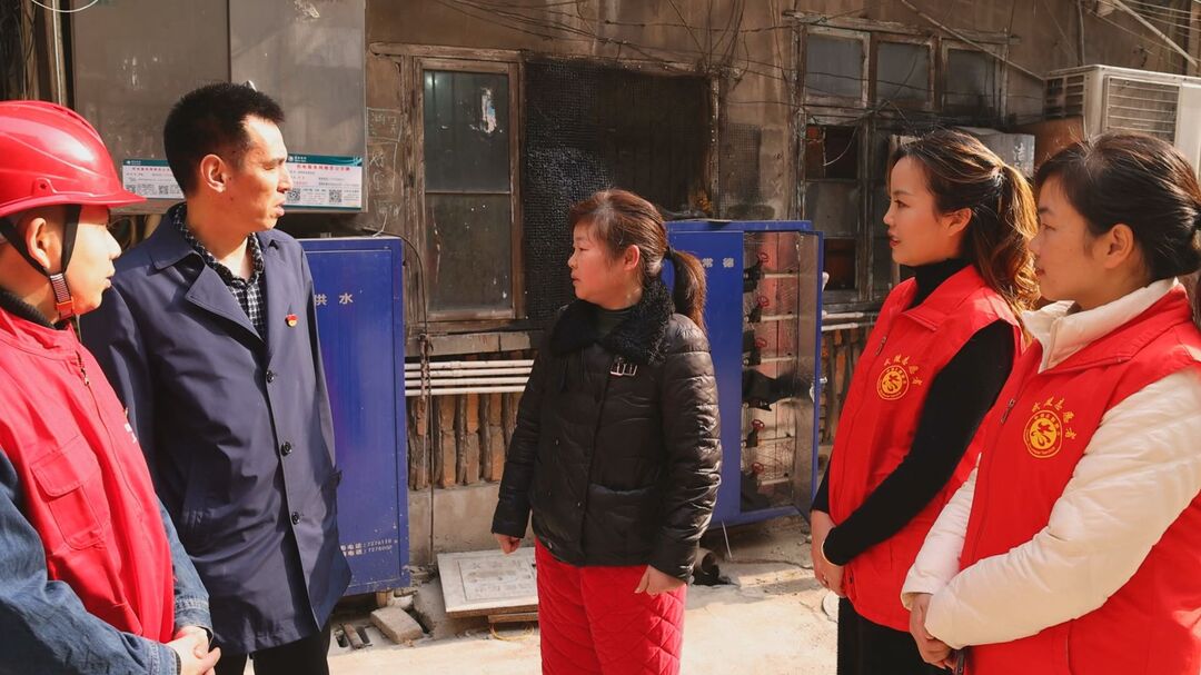 我为群众办实事 “学雷锋”服务进小区  照亮居民回家路