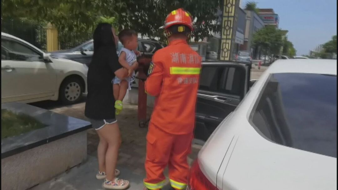 儿童被锁车内  消防队员破窗救人