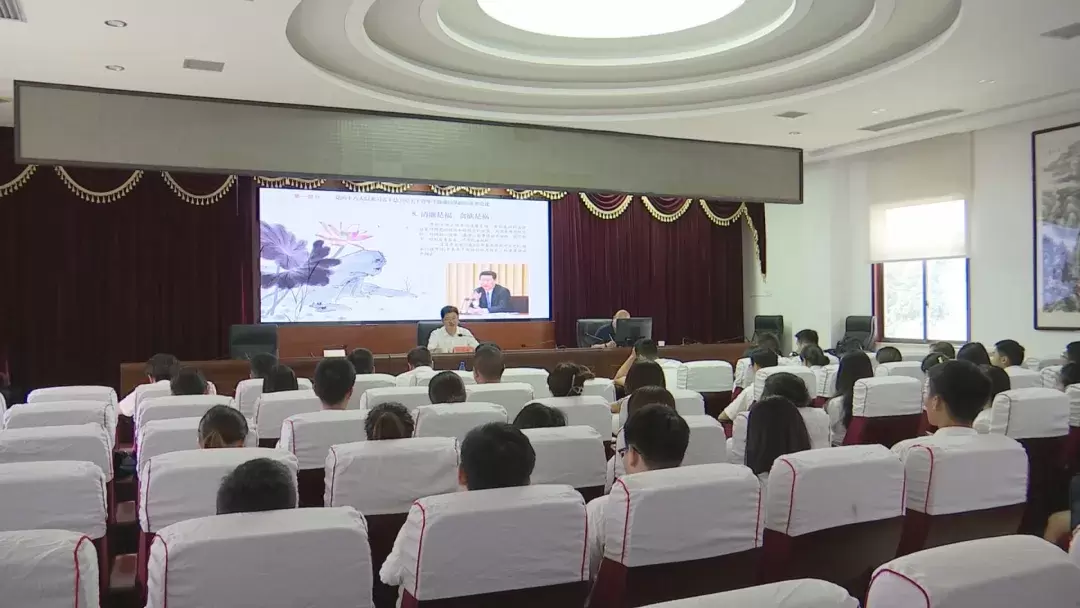 武陵区纪委书记为青干班学员授廉政党课