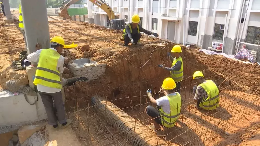 高温下的坚守 铁路工人挥汗如雨打造“高速度”
