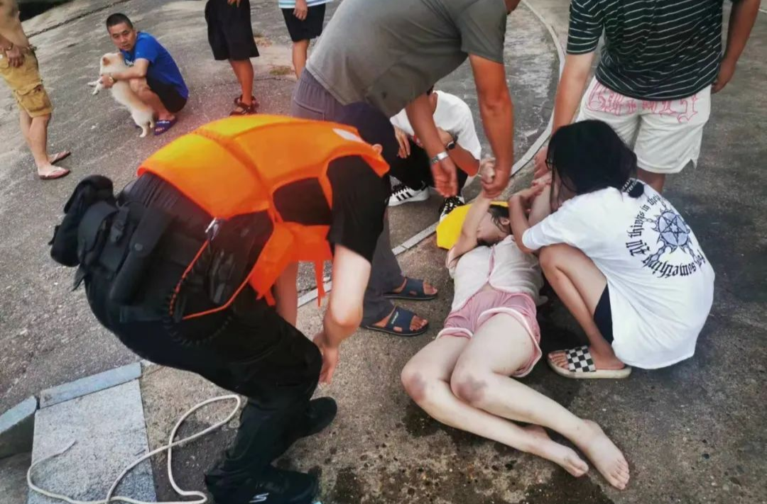 肖警官，你全身湿透的样子真帅！