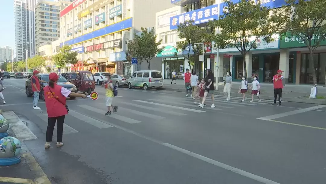 芷兰街道：金秋开学季 “护苗”守安全