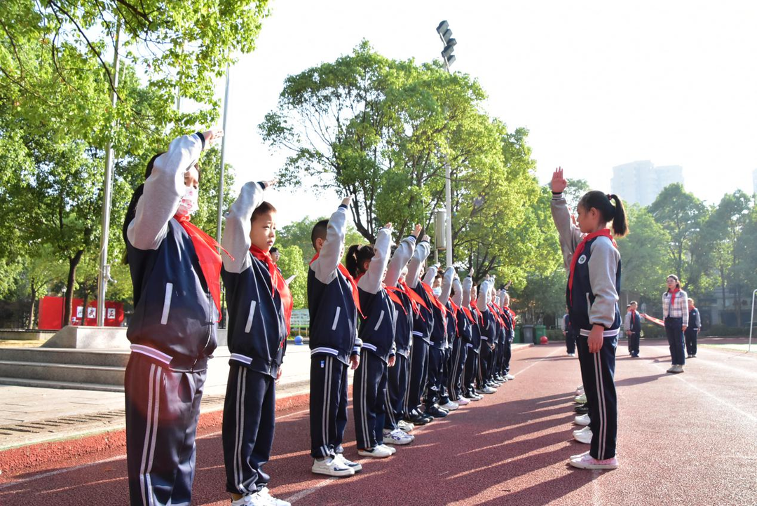 “喜迎二十大，争做好队员” ——武陵区三岔路小学举行2021级分批入队仪式