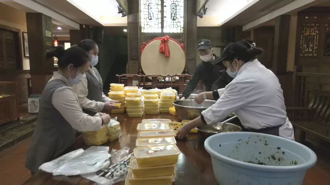 （众志成城战疫情）白马湖街道：餐饮店送暖心盒饭为战“疫”添能量