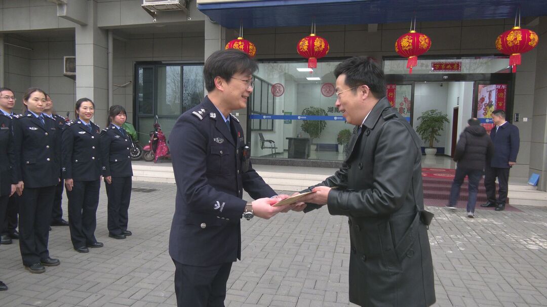 邓慈陵慰问高速交警支队一线民辅警