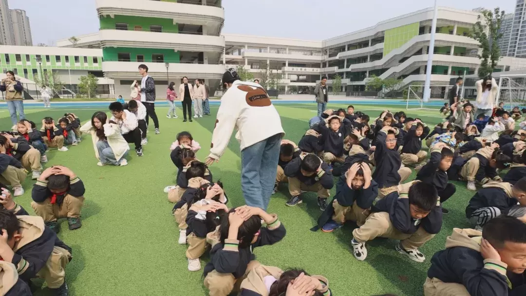 武陵区各中小学校组织开展防震减灾应急疏散演练