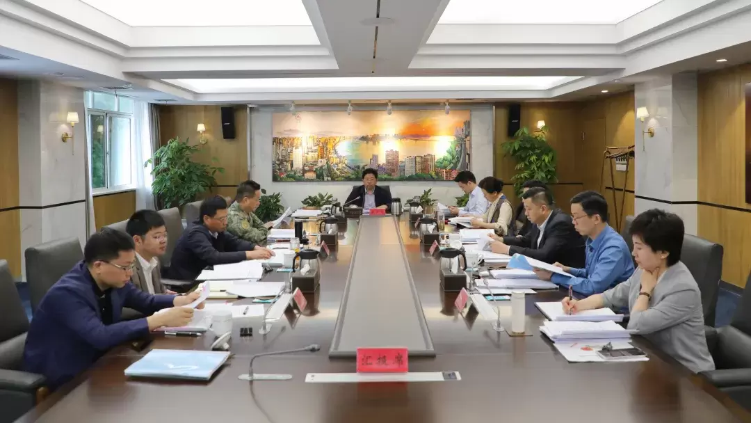 康少中主持召开区委常委会会议