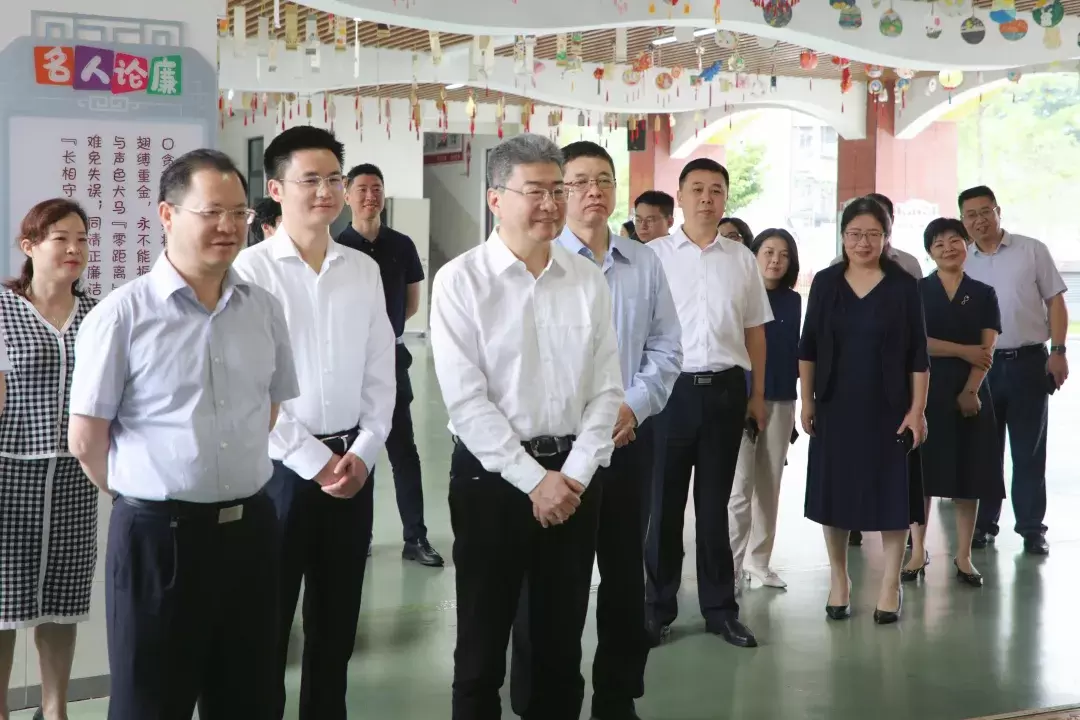 教育部副部长吴岩率专家组来常考察调研并强调：加快推进教育数字转型和智能升级
