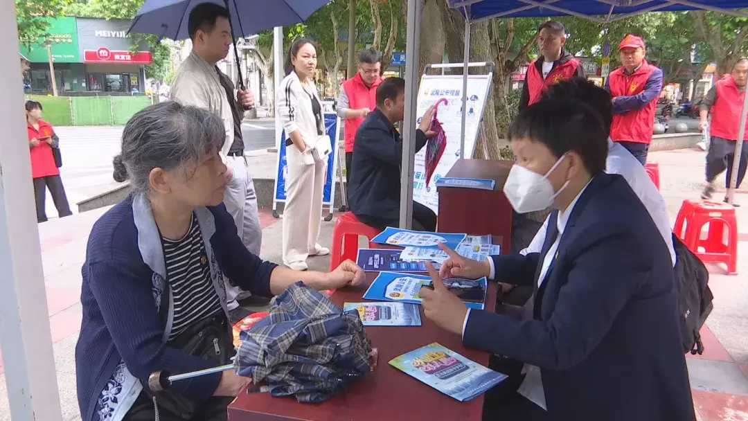 武陵区控违拆违事务中心开展反诈知识暨民法典宣传