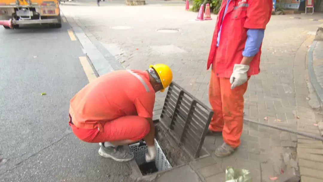 市城区部分雨水口加装截污“神器”