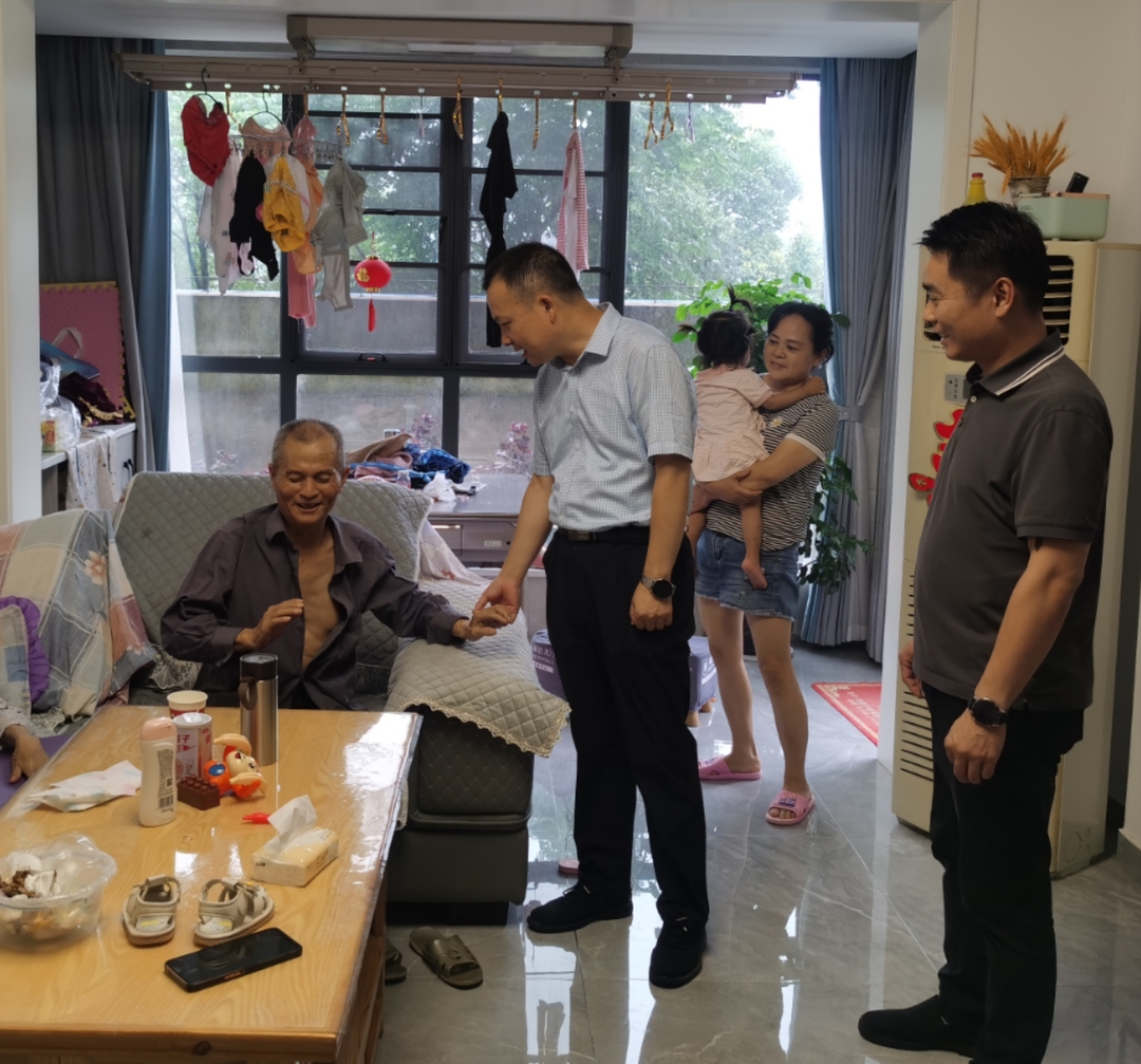 市公安武陵分局领导开展“七一”走访慰问活动