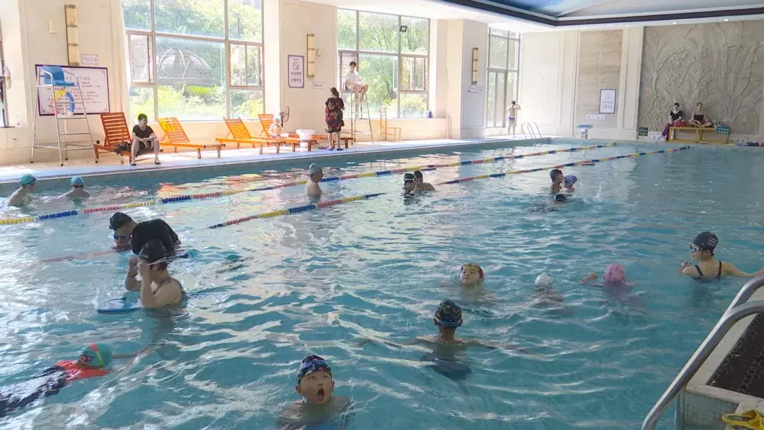 夏日游泳消暑 安全谨记于心