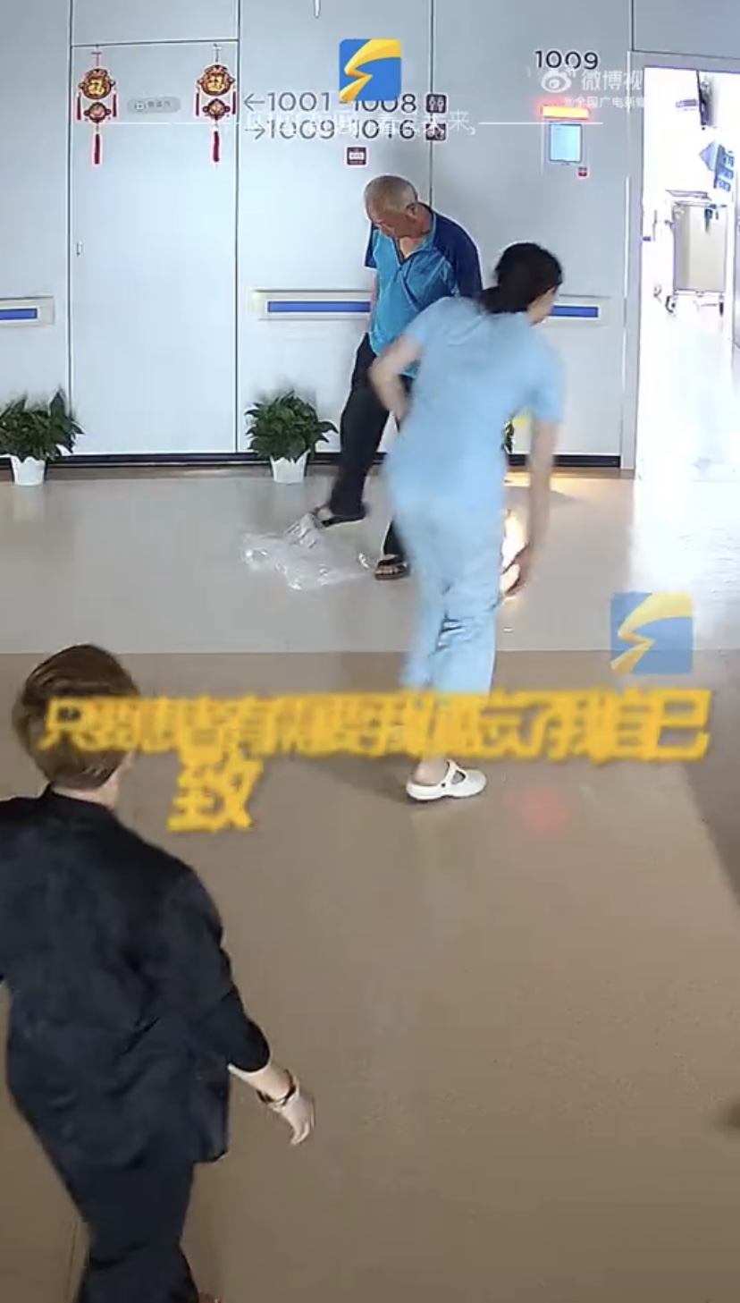 【护士飞奔救心梗患者重摔后忍痛爬起】