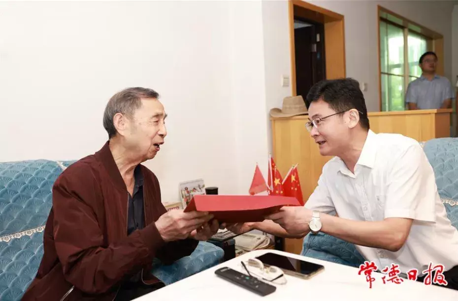 曹志强等市领导来武陵区开展“八一”前走访慰问活动