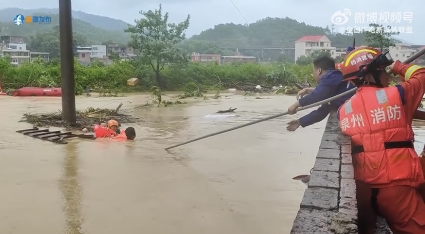 【风雨之中，他们在！】