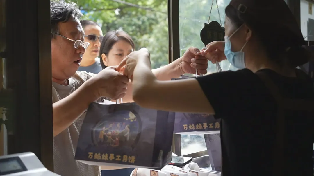 礼盒装月饼遇冷 传统手工月饼受青睐