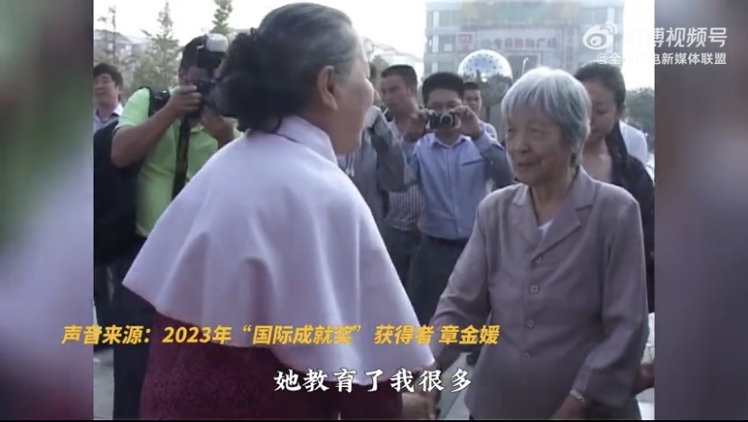 从将军夫人到乡村教师，从青葱岁月到迟暮之年，她辗转于战场、田野、课堂，不忘共产党人的初心与使命……共同致敬“老阿姨”龚全珍的“如荷人生”。