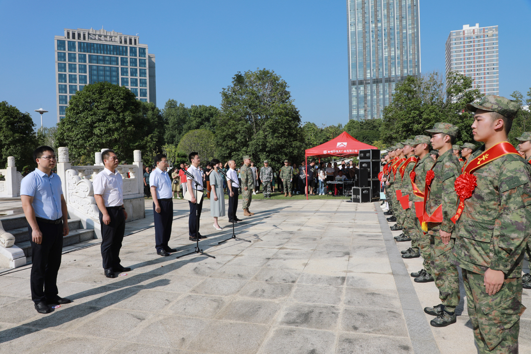 武陵区举行2023年下半年新兵欢送暨“踔厉奋发强国防 勇毅前行向复兴”全民国防教育活动