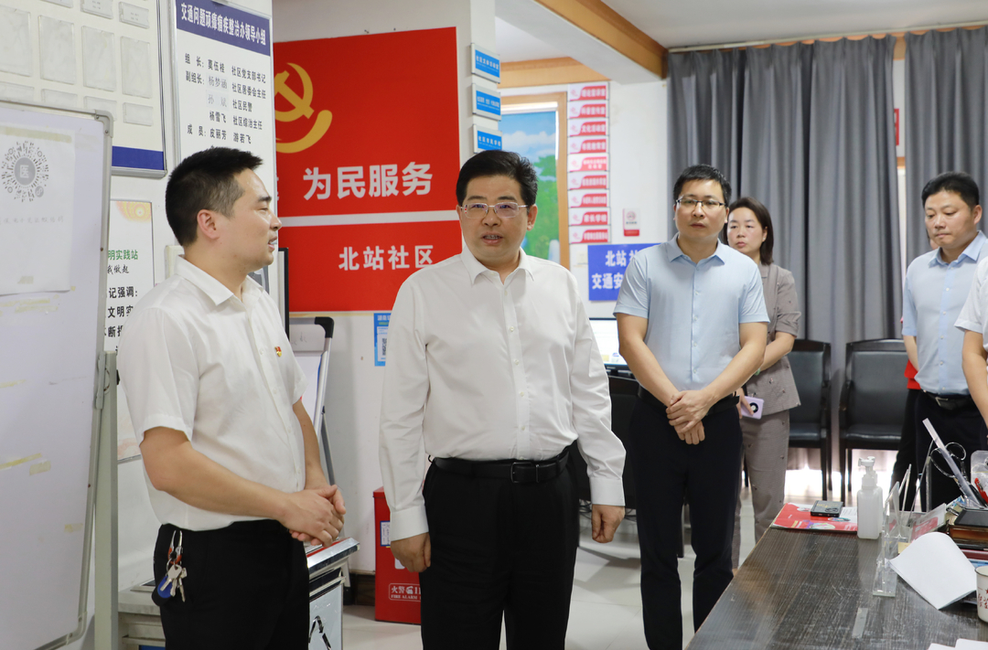 （学思想 强党性 重实践 建新功 ） 康少中开展“进社区、联小区”走访慰问活动