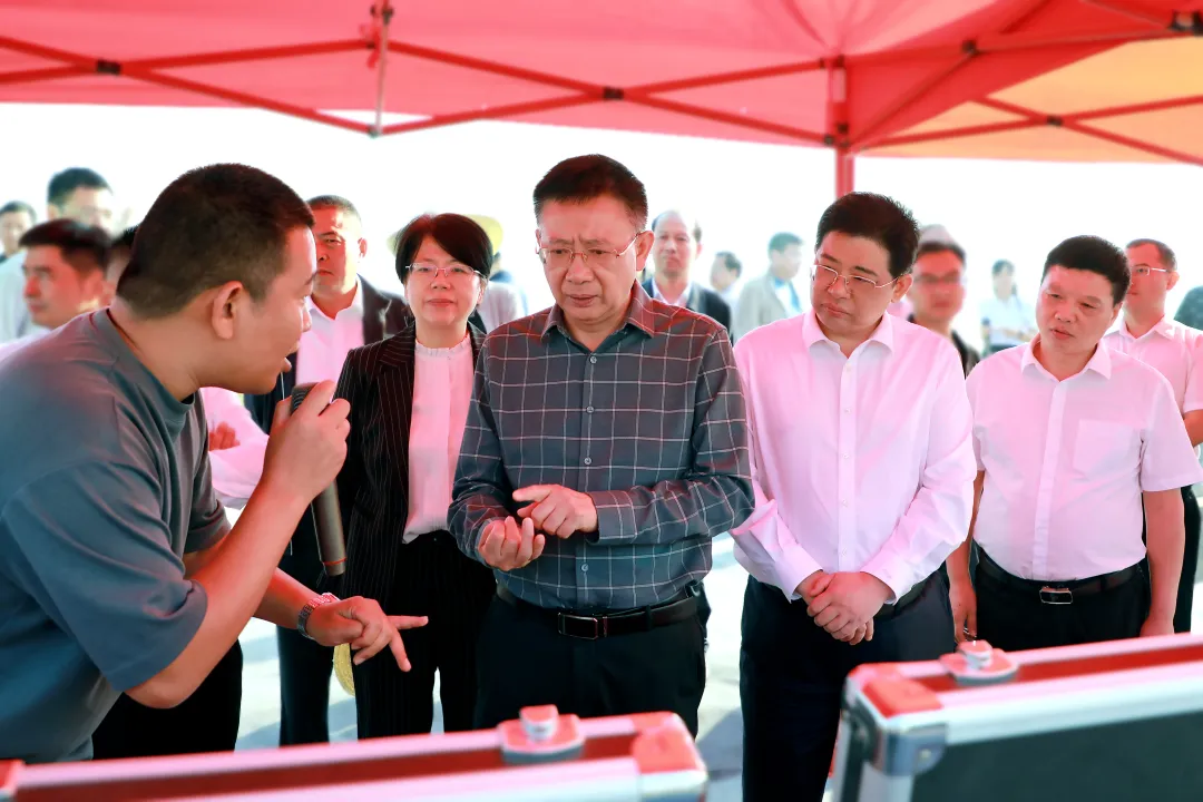 全市水稻低茬收割暨秸秆综合利用现场会成员来武陵区观摩