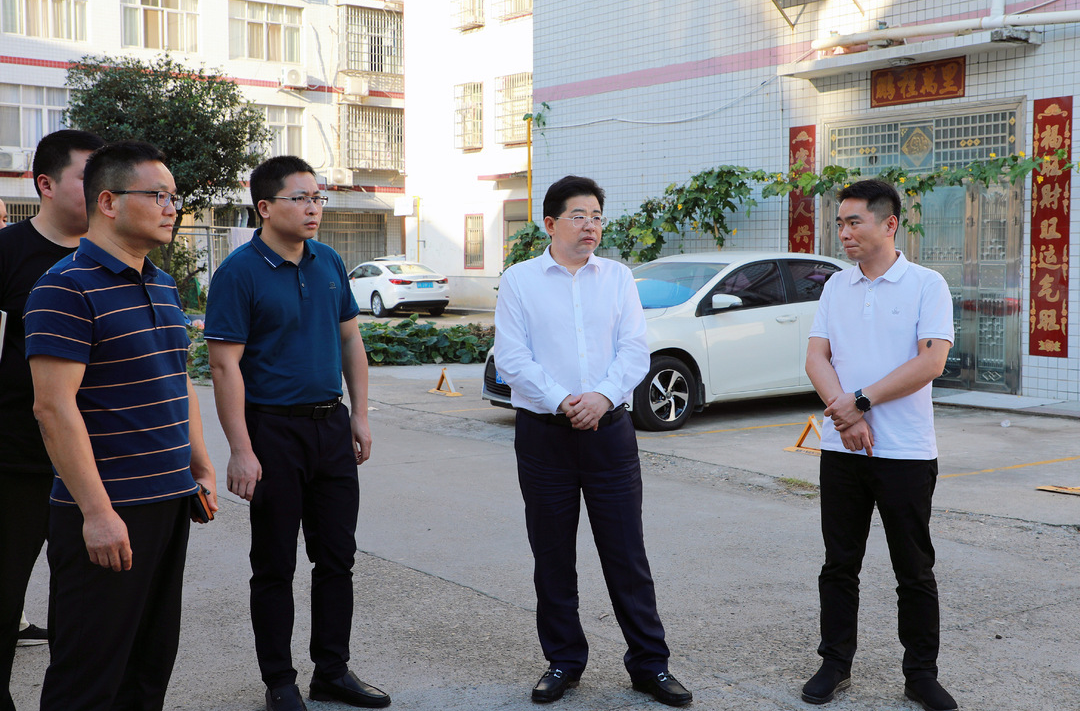 康少中以“四不两直”方式督导巩卫工作