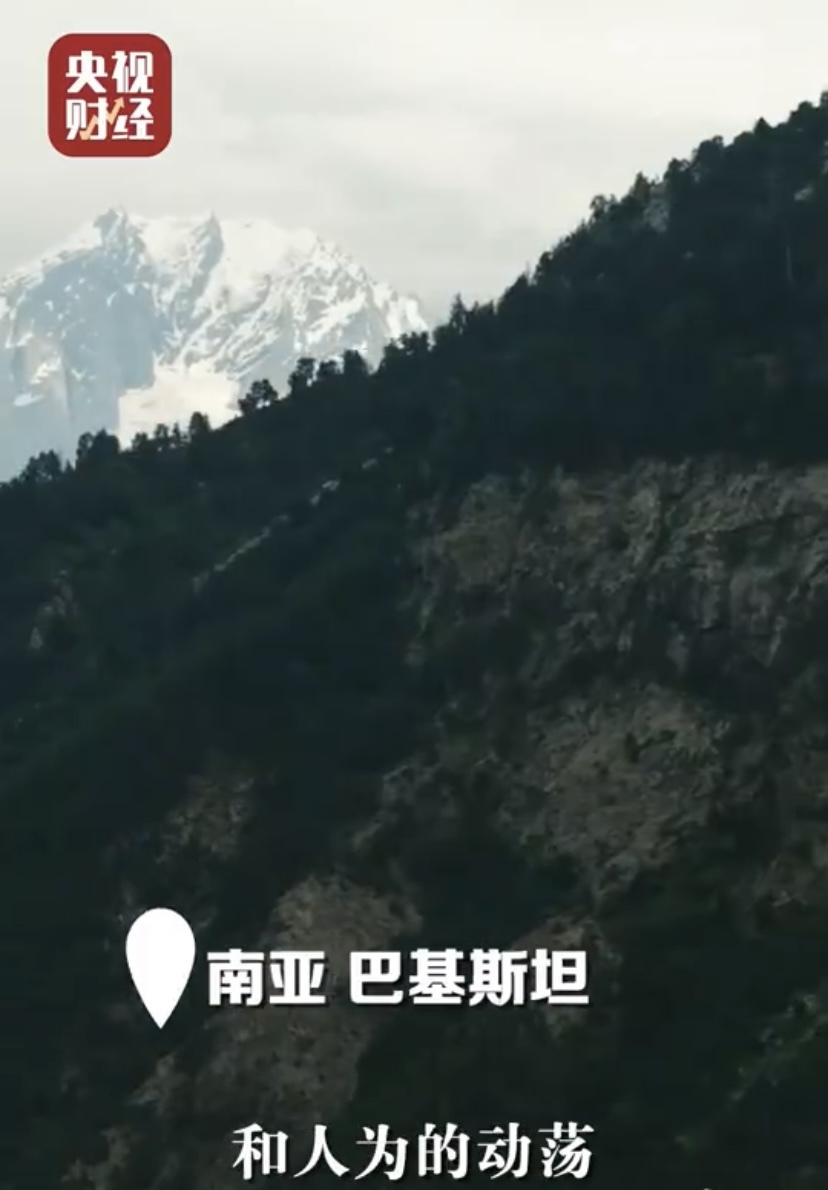 步步惊心！跨越地震高烈度区，中国建设者在巴基斯坦用两年时间修一公里路！堪称世界最高最美的公路！