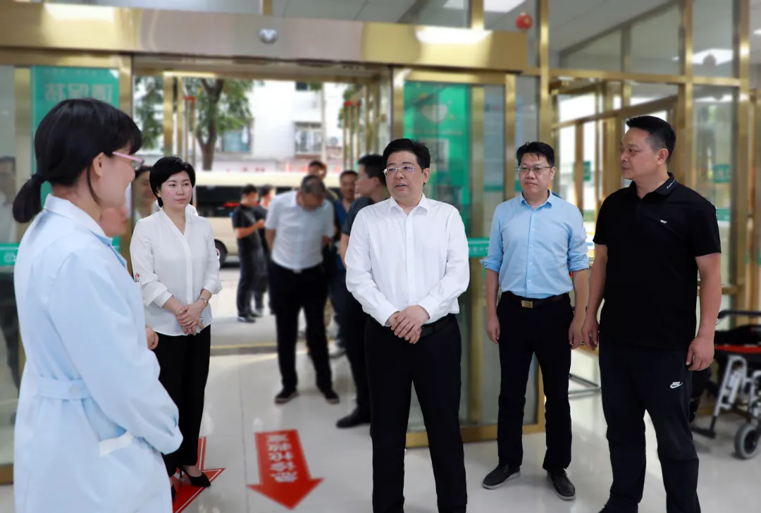 康少中督导巩固国家卫生城市工作