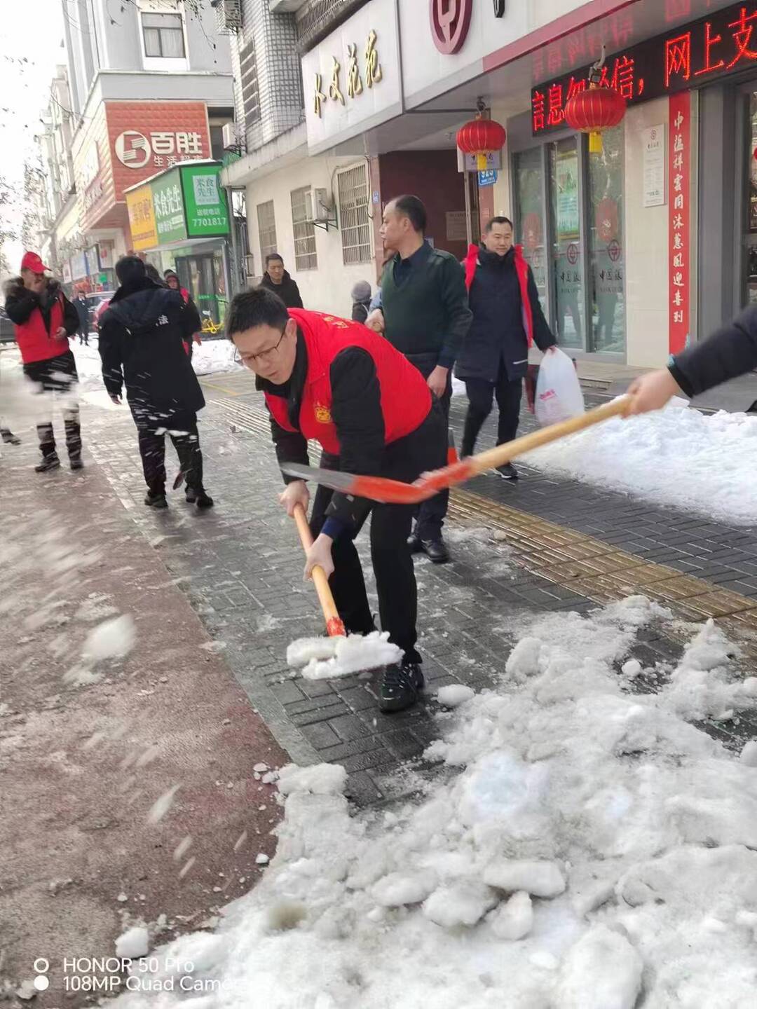 武陵区应急管理局：党员志愿者突击队义务除雪护安全
