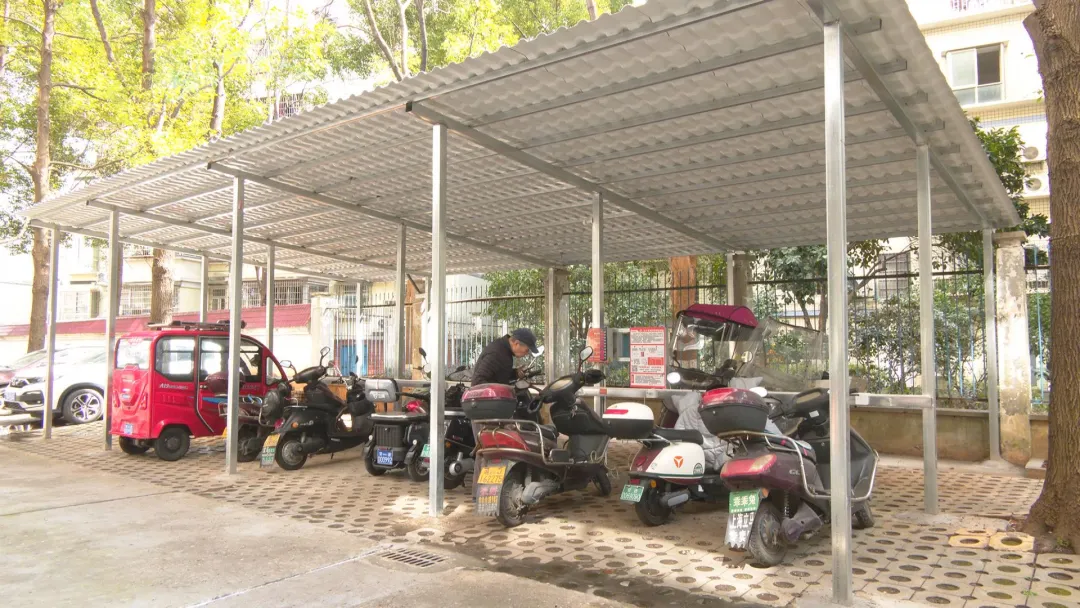 芷兰街道：便民充电棚“上岗”为安全出行“续航”