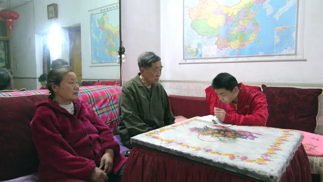 彭敬初：爱心守护智残孙子33年
