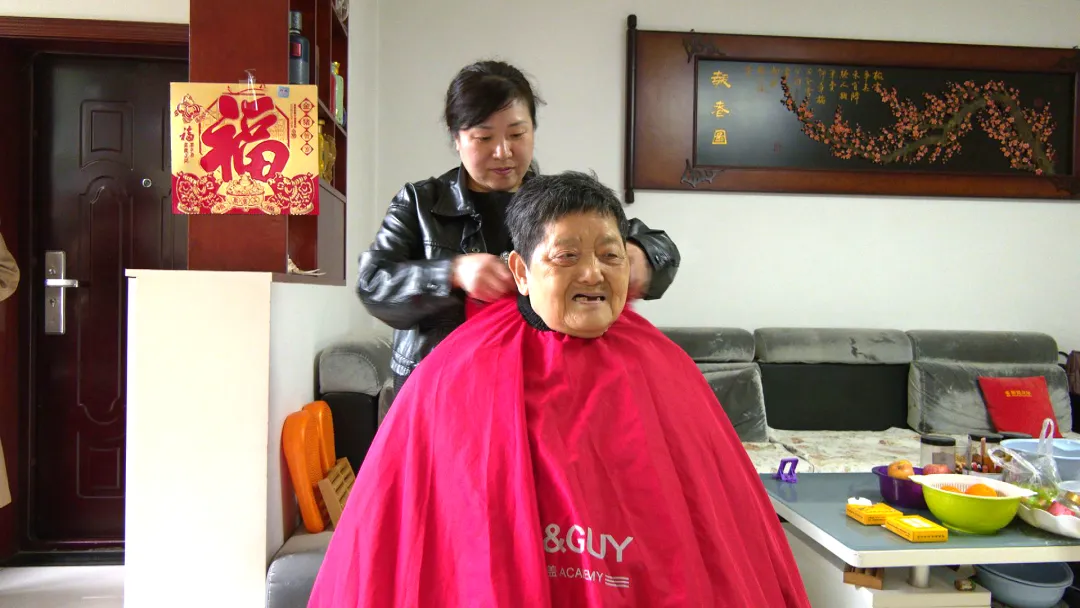 刘婷婷：听障理发师用“爱心剪”传递无声正能量