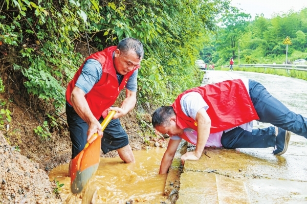 众志成城保安澜 ——湖南广大党员干部防汛一线冲锋在前